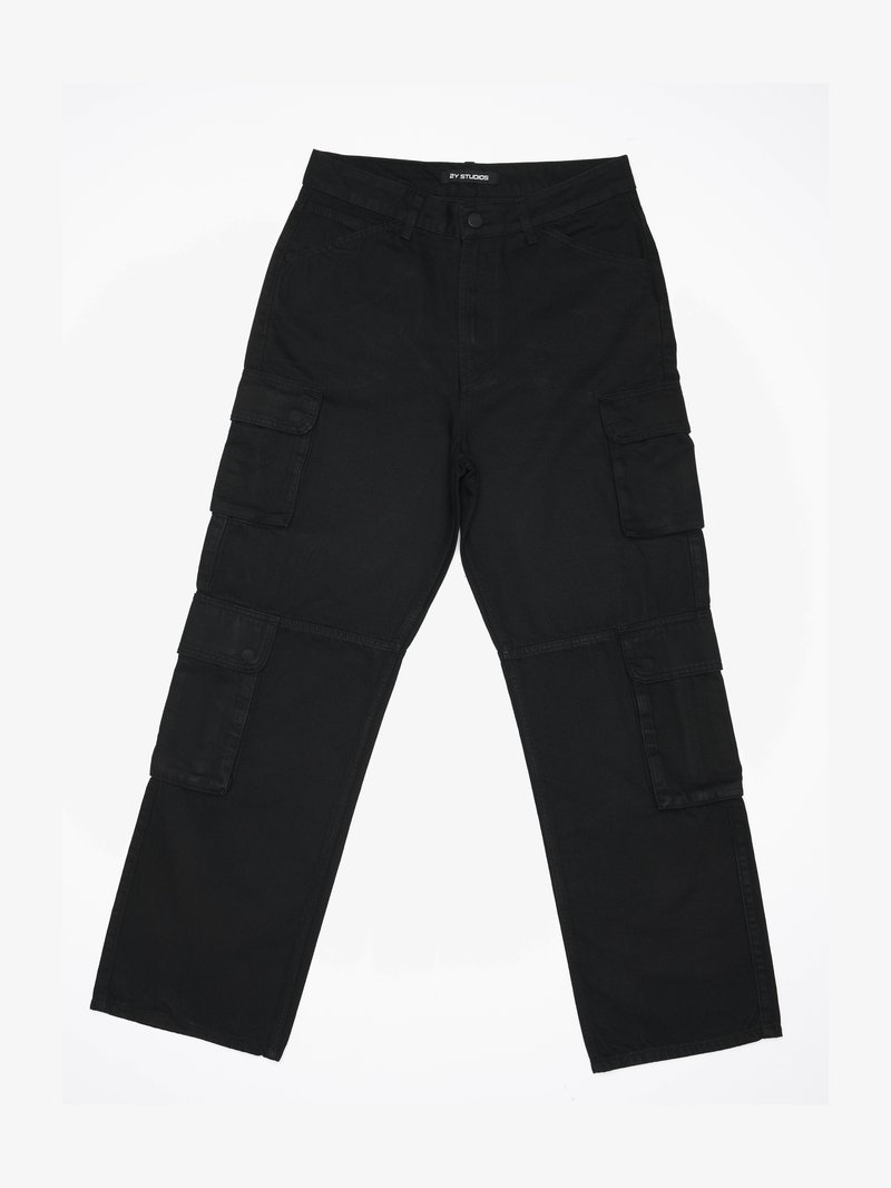 Melnas cargo bikses, kas izgatavotas no kokvilnas auduma. Iezīmējas ar vairākiem sānu kabatām, taisnu kāju dizainu un pogu aizdari jostasvietā.