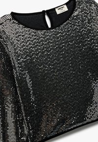 Schwarzes Kleid mit rundem Ausschnitt, verziert mit metallischen Pailletten, mit einer glatten Textur und einem Schlüssellochverschluss hinten.