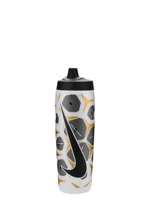 Hohe Sportwasserflasche mit schwarzem Deckel, weißem Körper mit schwarz-goldenem Sechseckmuster und großem schwarzem Swoosh-Logo vorne.