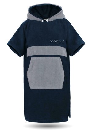 Navyblauer Kapuzenponcho mit grauen Akzenten, aus plüschigem Stoff gefertigt. Verfügt über eine große Fronttasche und kurze Ärmel. Logo auf der Vorderseite.