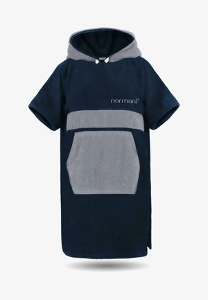 Navyblauer Kapuzenponcho mit grauen Akzenten, aus plüschigem Stoff gefertigt. Verfügt über eine große Fronttasche und kurze Ärmel. Logo auf der Vorderseite.