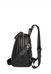 Zaino in pelle nera con superficie testurizzata, doppie cerniere e tracolla regolabile. Presenta hardware in tonalità oro e tasche laterali.