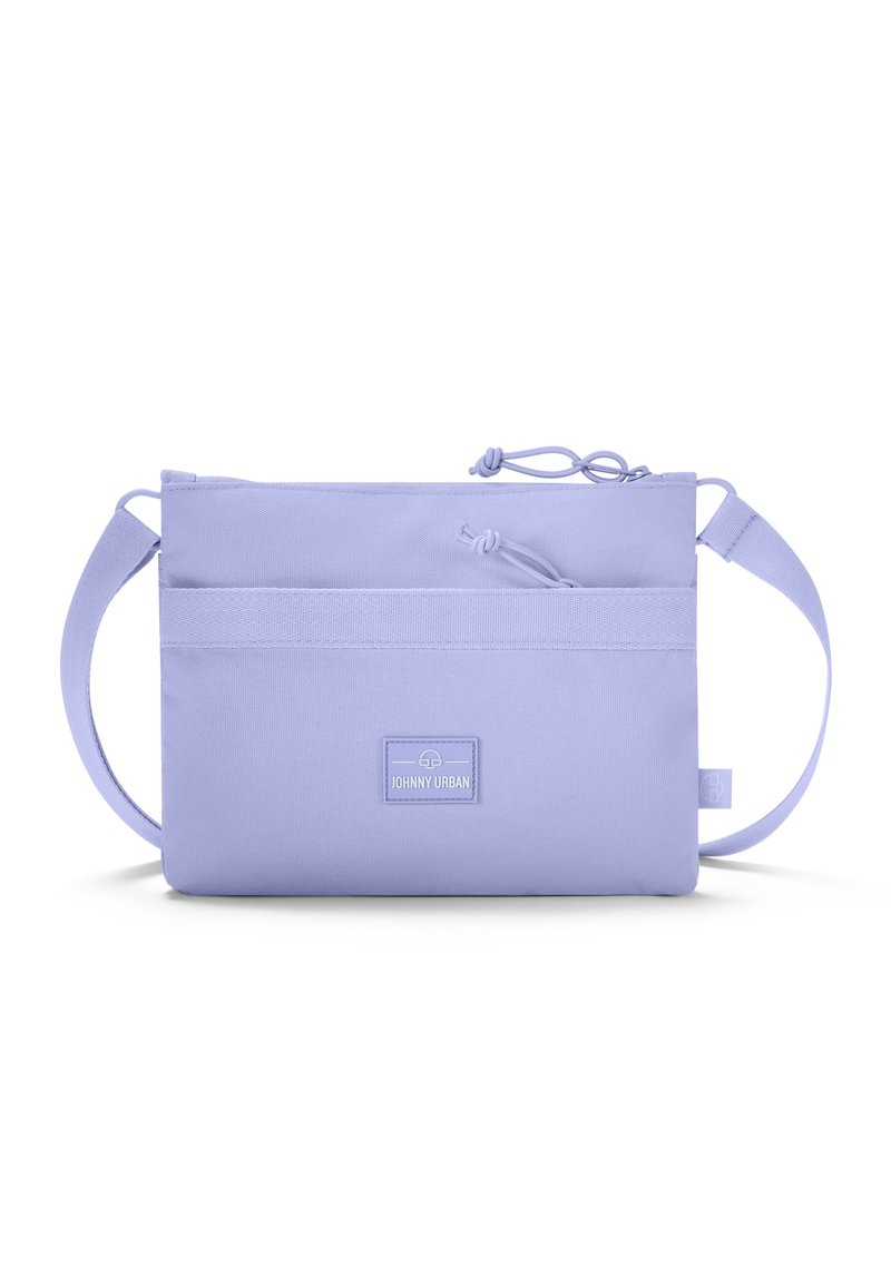 Sac en tissu lavande clair de forme rectangulaire simple, avec une poche avant, une bandoulière réglable et une étiquette de marque pour une identification facile.