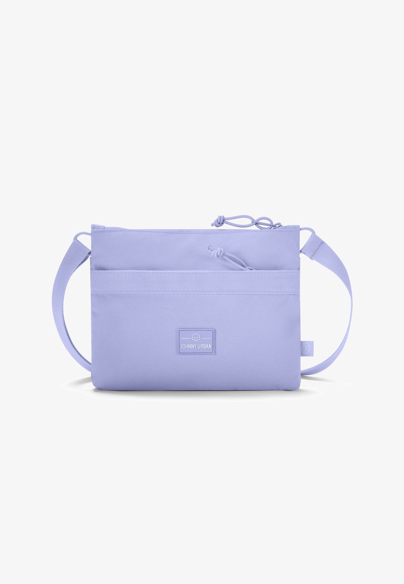 Borsa in tessuto di un delicato lavanda con una forma rettangolare semplice, dotata di una tasca frontale, tracolla regolabile e etichetta con marchio per un facile riconoscimento.