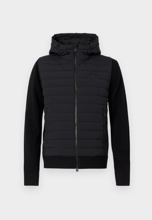 Schwarze, gesteppte Zip-up-Jacke mit Kapuze, gerippten Bündchen, zwei seitlichen Reißverschlusstaschen und dezentem Logo auf der linken Brust.