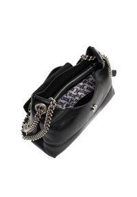 Schwarze Ledertasche mit silberner Kettenriemen, Reißverschluss und bedrucktem Innenfutter. Besitzt eine glatte Textur und ein strukturiertes Design.