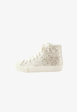 Sneaker alta in materiale glitter bianco, con punta rotonda, lacci bianchi e suola in gomma. Superficie testurizzata e scintillante.