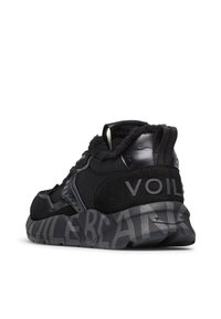 Scarpe sportive nere realizzate con un mix di materiali scamosciati e a rete, caratterizzate da una suola spessa, accenti testurizzati e il logo "VOILE" sul tallone.