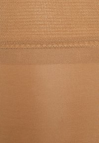 Tan nahtloser Stoff mit einer glatten Textur und leichtem Glanz. Die Oberfläche zeigt entlang der oberen Kante ein gerilltes Muster.