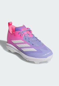 Lila- und rosa Farbverlauf Fußballschuh mit weißen Adidas-Streifen, Schnürsenkeln und Plastikstollen an der Sohle, vor einem weißen Hintergrund dargestellt.