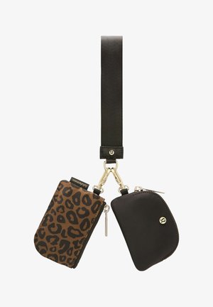 Correa de muñeca de tela negra unida a dos pequeños estuches con cremallera, uno con estampado de leopardo marrón y negro y el otro completamente negro.