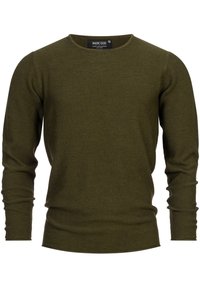 Olivgrüner, gestrickter Rundhalsausschnitt-Pullover mit langen Ärmeln sowie gerippten Bündchen und Saum, mit dem Etikett "INDICODE" im Kragen.