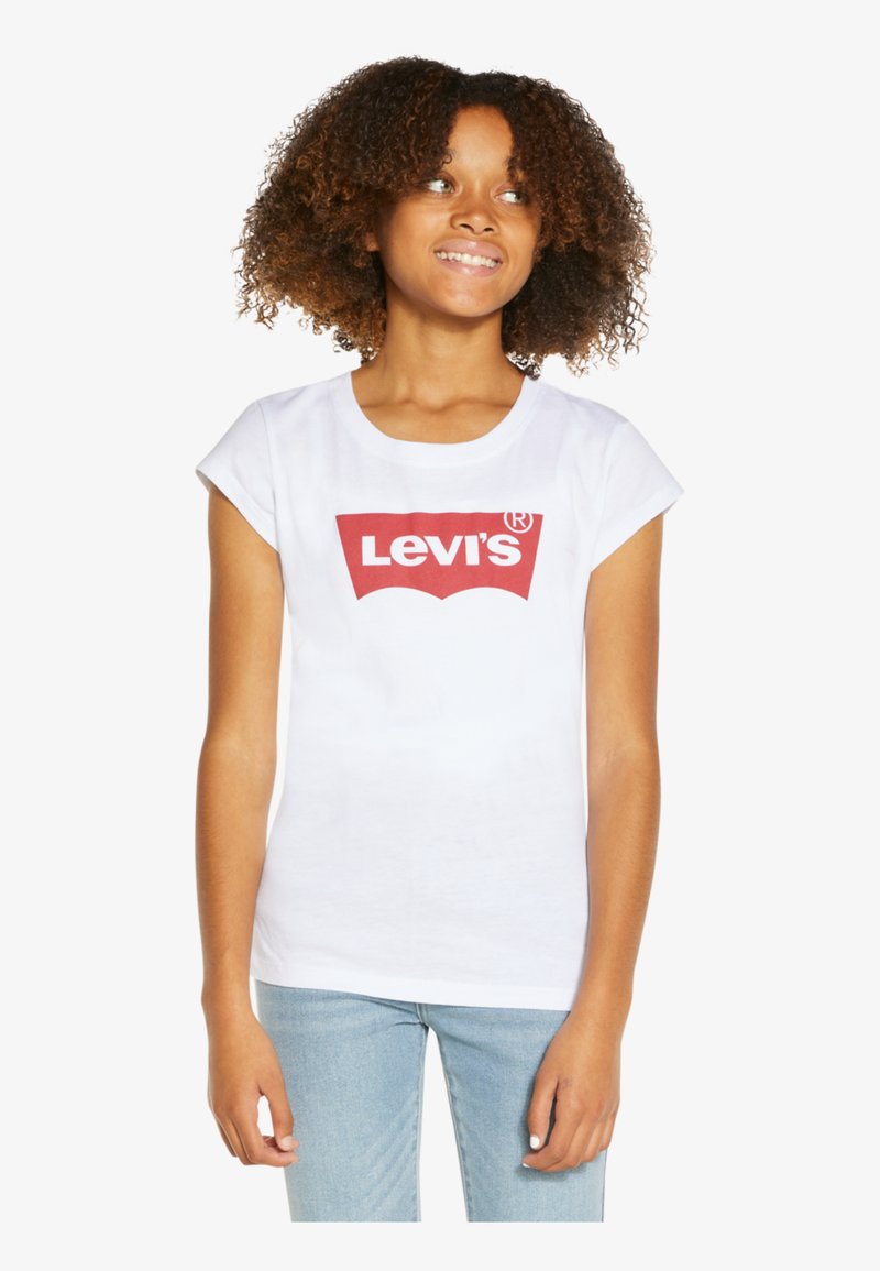 T-shirt bianco a maniche corte con il logo rosso di Levi's sul davanti. Il materiale sembra morbido e traspirante, adatto per un look casual.