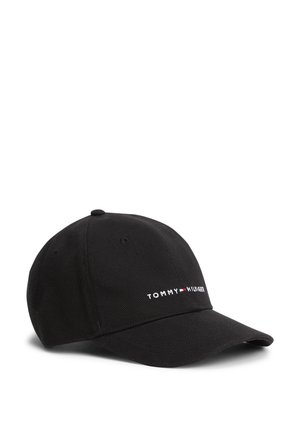 Sort baseballcaps med buet skygge og brodert "Tommy Hilfiger"-logo og flagg i hvitt, rødt og blått på frontpanelet.