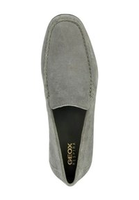 Scarpa slip-on in suede grigio con punta rotonda, cuciture visibili e finitura testurizzata. L'interno presenta il marchio "GEOX RESPIRA" in oro.
