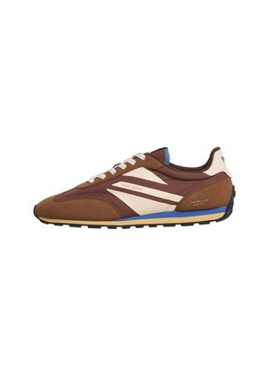 Brauner und beiger Freizeitsneaker mit weißen Schnürsenkeln, blauen Akzenten und „Pepe Jeans“-Markierung an der Seite und an der Ferse.