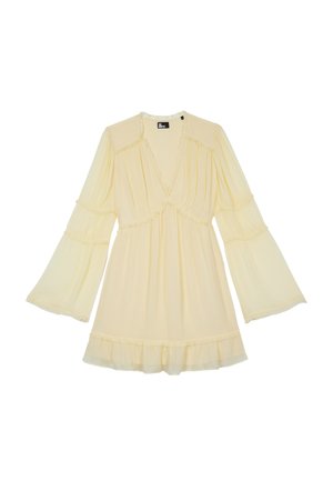 Kremowa sukienka z długim rękawem, głębokim dekoltem w kształcie litery V, falbaną na dole oraz wielowarstwowymi dzwonkowatymi rękawami, wykonana z lekkiego materiału, długości do kolan.