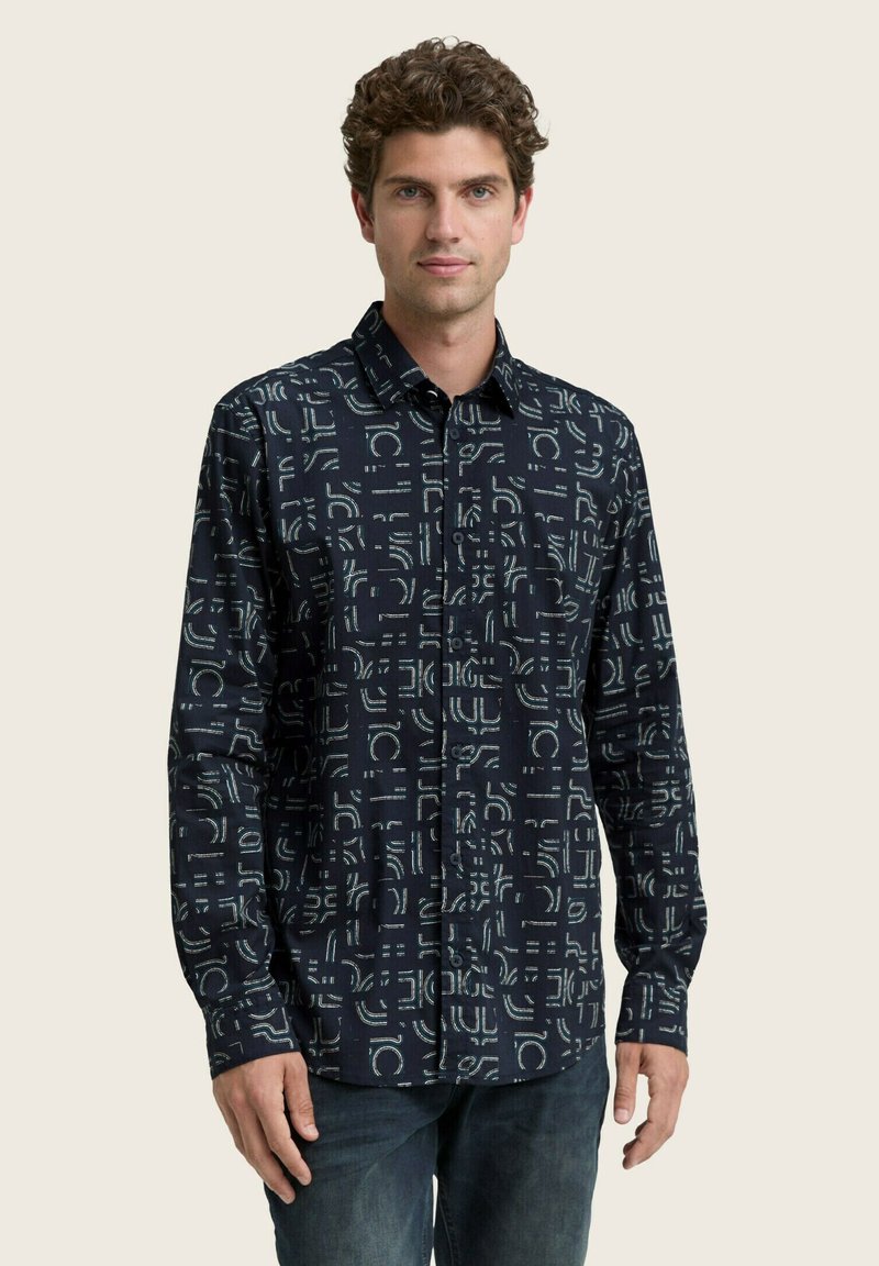 Marineblauwe overhemd met lange mouwen en knopen, voorzien van een abstract wit patroon, met een gespreide kraag en knopenmanchetten, gemaakt van een gestructureerde stof.