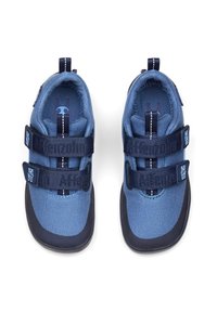 Scarpe sportive blu caratterizzate da una combinazione di tessuto blu chiaro e scuro, due chiusure a strappo e una suola in gomma con dettagli accentuati.