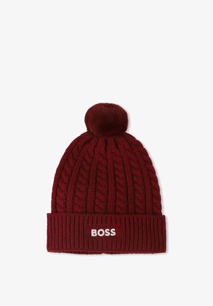 Berretto lavorato a maglia rosso con un design a treccia testurizzata, dotato di un pom pom sulla parte superiore e di un bordo a costine con il logo bianco "BOSS".