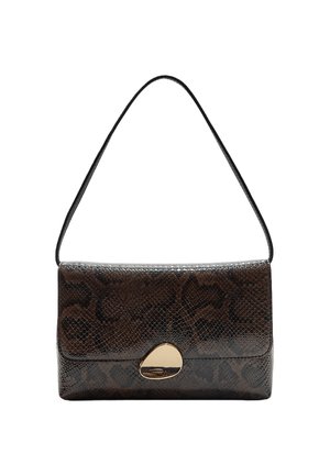 Handtasche mit braunem Schlangenmuster und glatter Textur, schmalem schwarzen Riemen und goldenem ovalen Verschluss auf der Vorderseite.