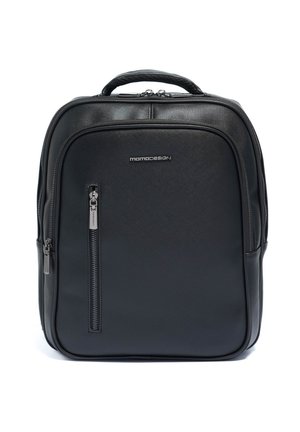 Zwarte rechthoekige rugzak met een gestructureerd oppervlak, een bovenste handvat, een voorvak met verticale rits en het "MOMO DESIGN"-logo op het voorpaneel.