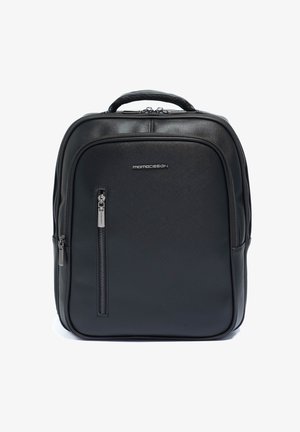 Sac à dos rectangulaire noir avec surface texturée, poignée supérieure, poche verticale zippée à l'avant et logo "MOMO DESIGN" sur le panneau avant.