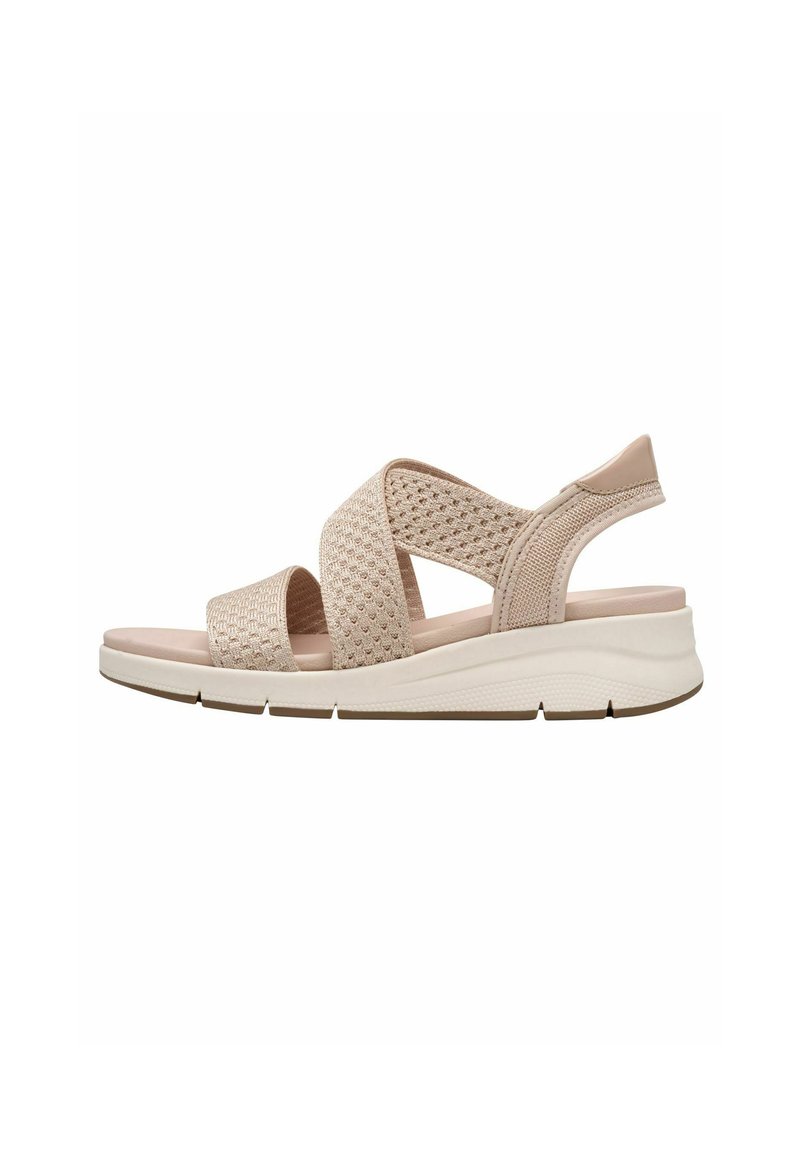Beige Sandalen mit überkreuzten gewebten Riemen, einem gepolsterten Fußbett und einer weißen Gummisohle mit strukturiertem Design für besseren Halt.