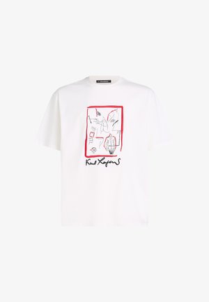 Bela bombažna majica s sproščenim krojem, ki ima rdeč pravokotni grafični dizajn s skicami in besedilom "Karl Lagerfeld" v črni barvi.