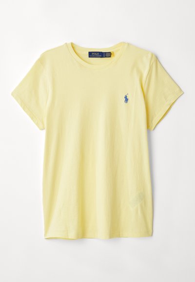 Κίτρινο βαμβακερό μπλουζάκι με μπορντούρα. Διαθέτει ένα μικρό μπλε κεντημένο λογότυπο στην αριστερή πλευρά του στήθους. Βραχίονες κοντοί και άνετη εφαρμογή.