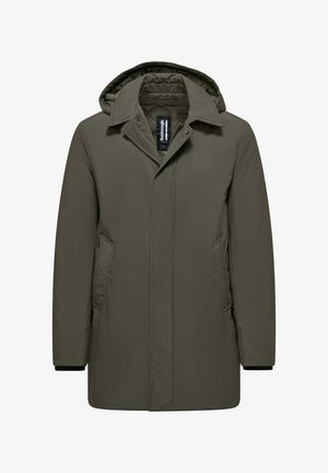 Parka verde oliva con cappuccio, dotata di un interno trapuntato, due tasche laterali e polsini neri. Texture liscia, design semplice.