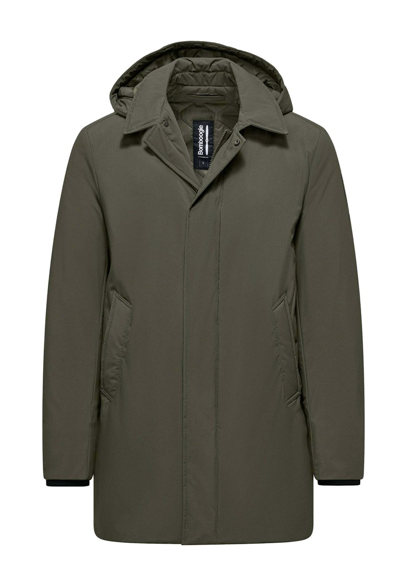 Parka verde oliva con cappuccio, dotata di un interno trapuntato, due tasche laterali e polsini neri. Texture liscia, design semplice.