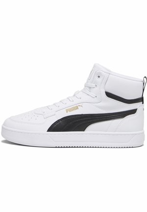 Hvid højtop Puma sneaker med sort sidestribe, gyldent Puma-logo og snørelukning set fra ydersiden.