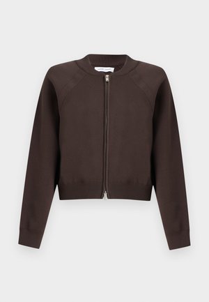 Cardigan marron foncé à manches longues avec fermeture éclair, poignets, col et ourlet côtelés, présenté à plat sur fond blanc.
