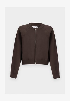Cardigan marron foncé à manches longues avec fermeture éclair, poignets, col et ourlet côtelés, présenté à plat sur fond blanc.