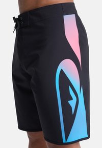 Μαύρο μαγιό βερμούδα με λεία υφή, με μεγάλο γραφικό με διαβάθμιση σε ροζ και μπλε στην αριστερή πλευρά. Περιλαμβάνει κορδόνι ρύθμισης.