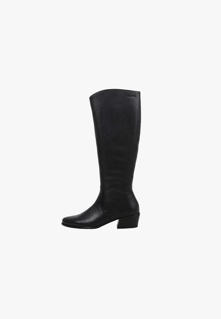 Botas negras hasta la rodilla hechas de cuero suave. Presentan una punta ligeramente afilada y un tacón bajo y ancho para mayor estabilidad. Diseño simple sin adornos.