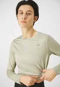 New Balance SPORT ESSENTIALS LONG SLEEVE - Hosszú ujjú felső - olivine