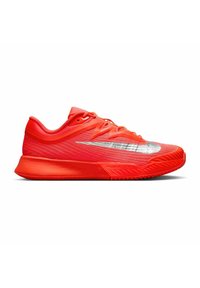 Rode sportschoen met een bovenwerk van mesh, textuurdetails en een reflecterende zilveren swoosh. Voorzien van een gevoerde zool voor ondersteuning.