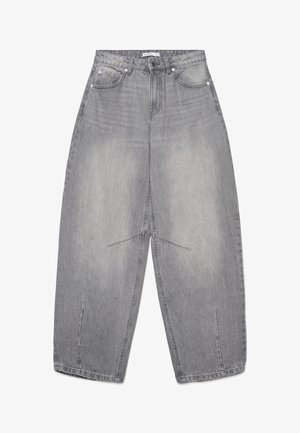 Jeans grigi a gamba larga in denim con tasche anteriori e posteriori, chiusura con bottone e sottili dettagli scoloriti su cosce e ginocchia.