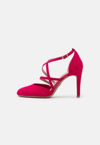 Fuchsiově růžová vysoká dámská bota s špičatou špičkou, zsuede materiálu, s kříženými pásky a tenkým jehlovým podpatkem.
