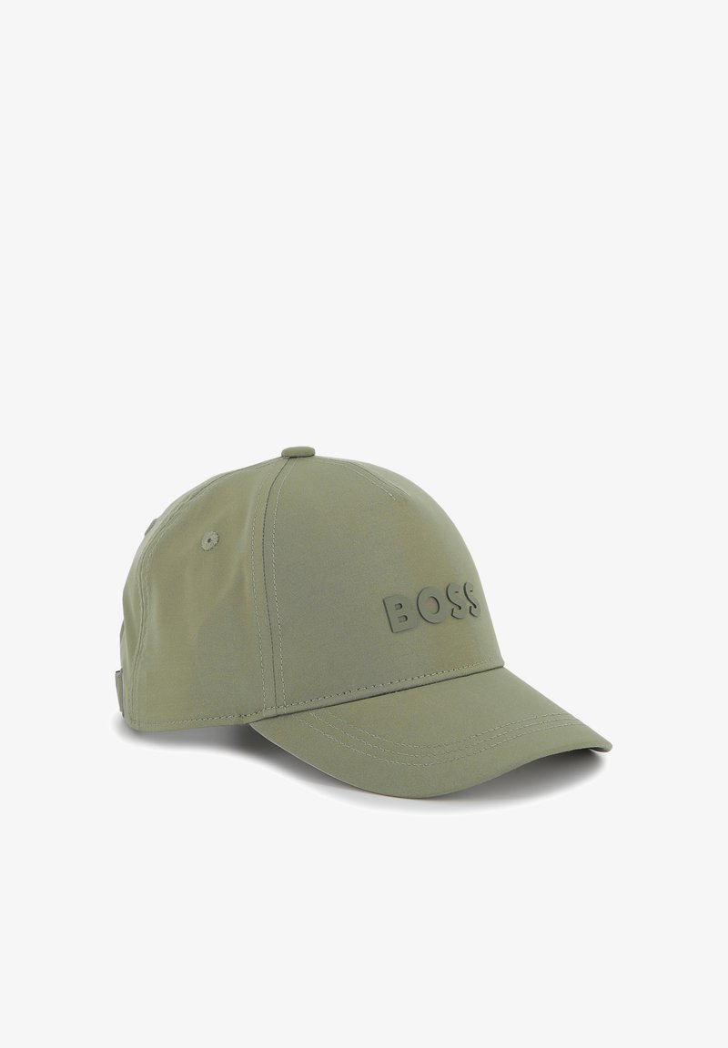 Casquette kaki avec une couronne arrondie et une visière incurvée. Présente un logo "BOSS" en relief sur le devant. Fabriquée en tissu lisse avec des détails de couture.