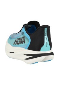 Laufschuh mit einem Obermaterial aus schwarzem und blauem Mesh, gepolstertem weißen Zwischensohlen und schwarzer Außensohle mit Designelementen an der Ferse.