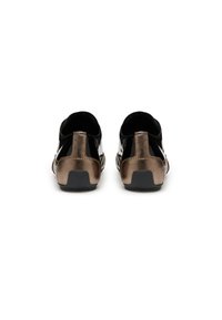 Scarpe in pelle verniciata nera con accenti metallici bronzo e suola in gomma nera testurizzata, dotate di un design a profilo basso e retro aperto.