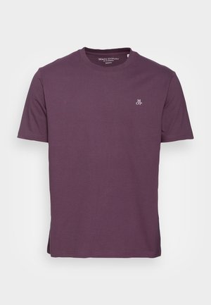 Lila T-Shirt mit kurzen Ärmeln und Rundhalsausschnitt, regular fit von Marc O'Polo, mit kleinem weißem "M OP"-Logo auf der linken Brust.
