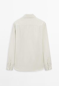 Licht beige lange mouw shirt, met knoopsluiting kraag, zachte stof, rechte pasvorm, met knoopmanchetten en zonder zichtbare patronen of ontwerpen.