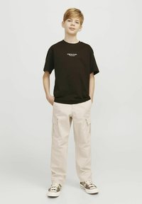Jack & Jones Junior JORVESTERBRO SS CREW NECK NOOS - Triko s potiskem - chocolate torte
