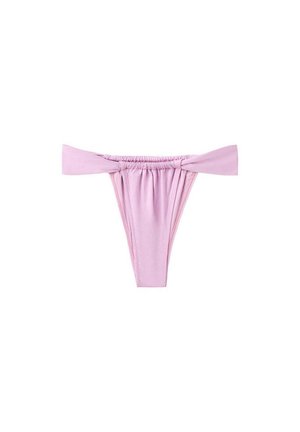 Bas de bikini lilas avec tissu froncé à l'avant et larges liens sur les côtés, présenté sur fond blanc.