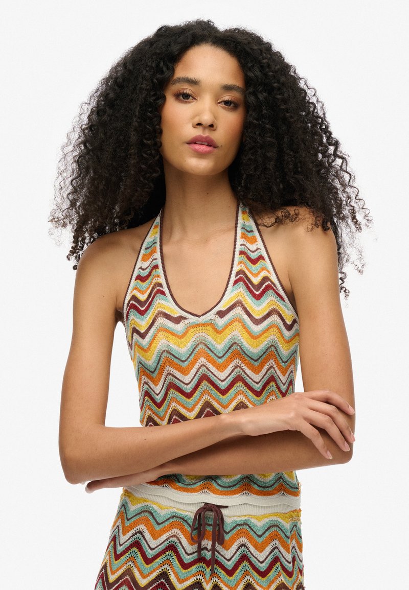 Halter-neck top in een meerkleurig zigzagpatroon met tinten bruin, geel en turquoise. Gemaakt van een gestructureerd breigoed materiaal.
