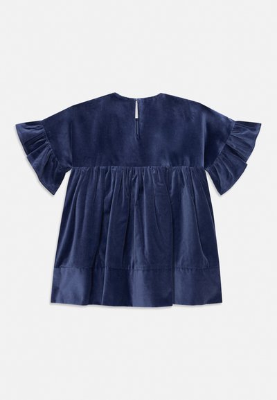 Navyblå fløjls kjole til småbørn med korte flæseærmer, indsnævret talje og lille knaplukning bagpå.
